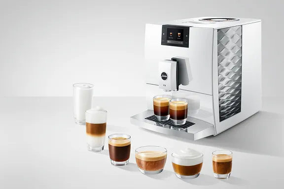 C9: JURA C9 Kaffeevollautomat in Piano Black mit einer Auswahl an verschiedenen Kaffeespezialitäten auf Knopfdruck